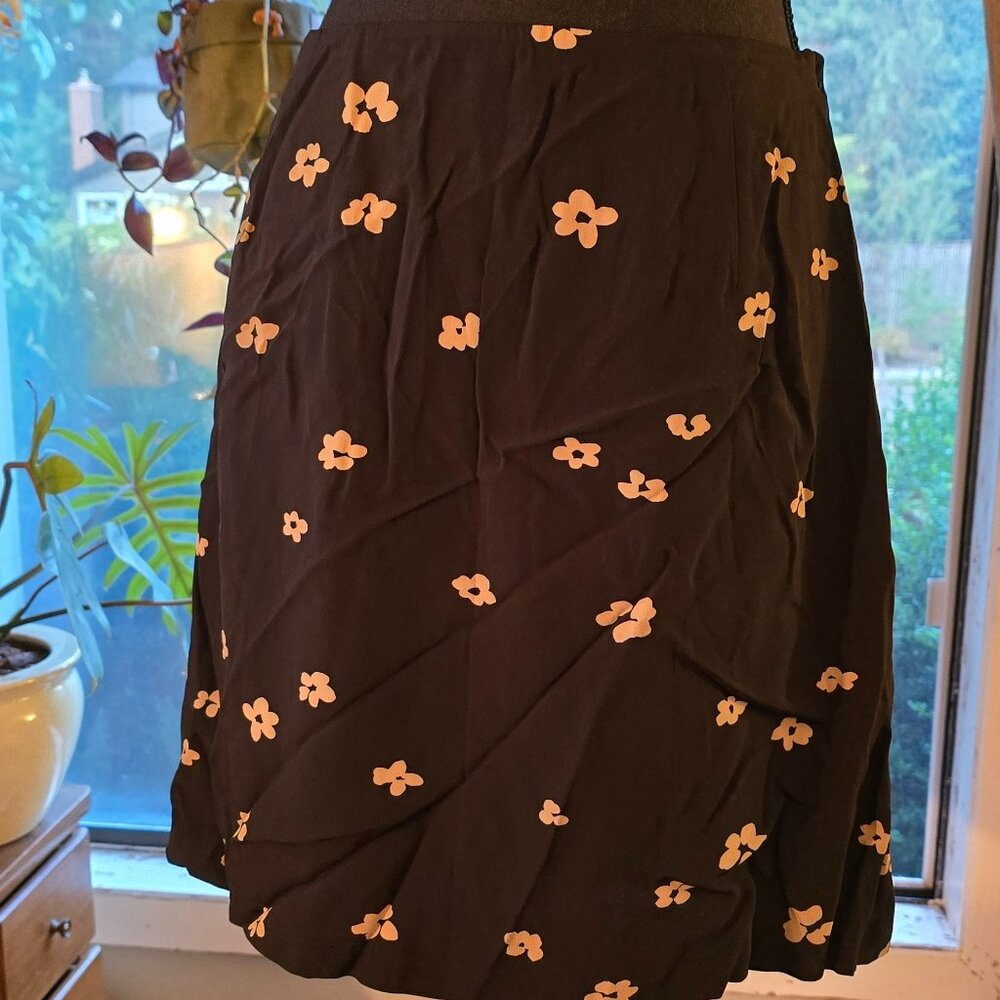 Banana Republic Black Skirt w/ Tan Flowers 8